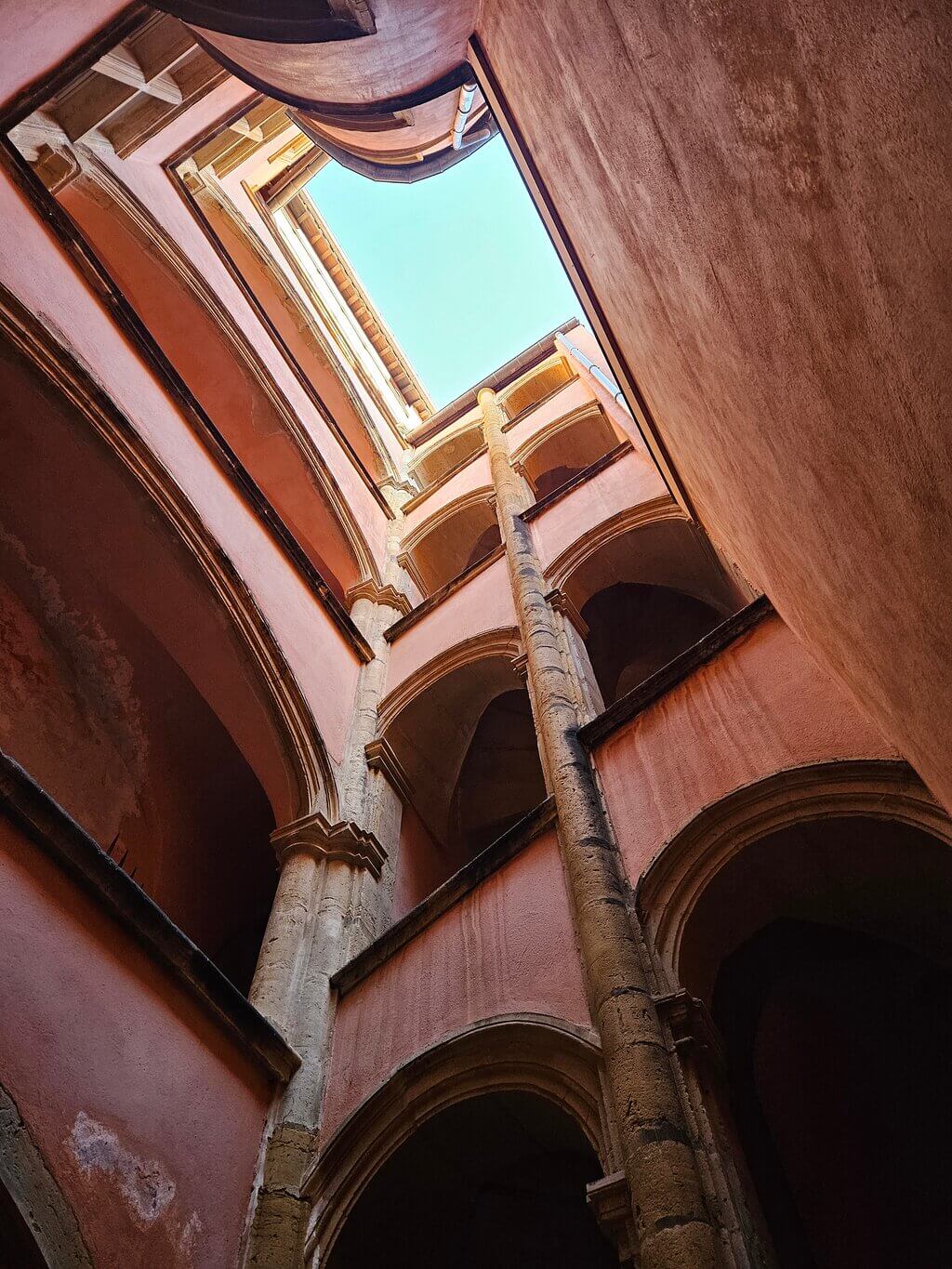 How to explore Lyon's traboules?